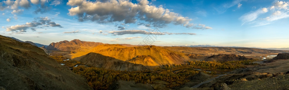 蓝天白云下的秋季峡谷丘陵风光图片