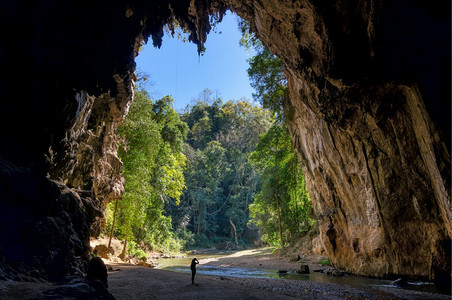 吸引力在ThamLod洞穴派MaehongsonThamLod洞穴泰国最神奇的山洞之一内拍摄张照片人们相机图片