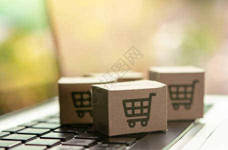 价格一切在线购物在网上的笔记本电脑键盘购物服务上贴有车标志的纸箱或包裹提供在家分娩目录图片