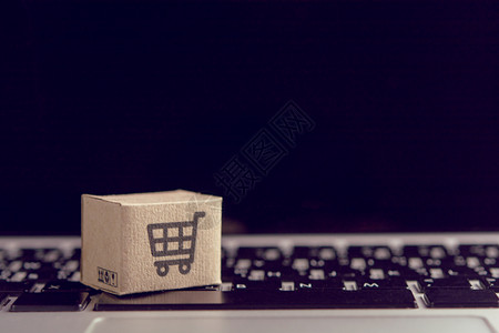 电子商务业在线购物在网上的笔记本电脑键盘购物服务上贴有车标志的纸箱或包裹提供在家分娩市场图片