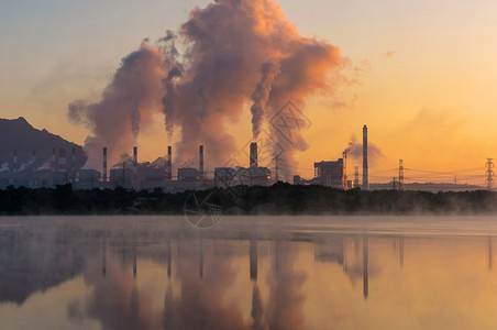 碳变暖清晨对煤电厂MaeMohLampang的空气污染水库雾笼罩植物图片