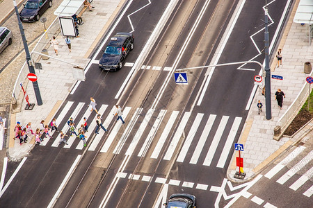 高的人行横道空街十字路口高角度视图有交叉行走标记通信号灯在街上空交叉处的高视角下亮出商业图片