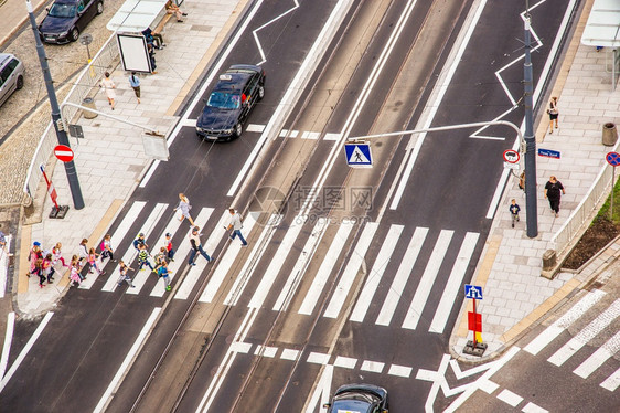 高的人行横道空街十字路口高角度视图有交叉行走标记通信号灯在街上空交叉处的高视角下亮出商业图片