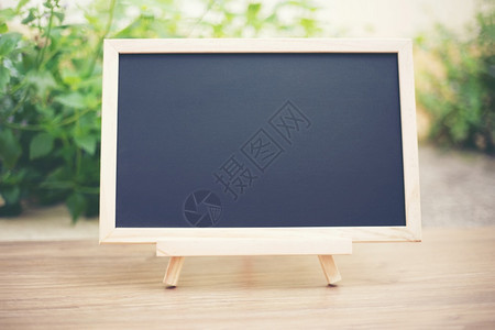 木板上黑色面有阳光和模糊的绿树布基背景模版制成产品展示粉笔优质的班级图片