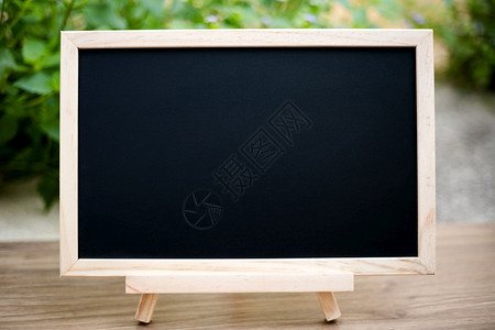 质地木板上黑色面有阳光和模糊的绿树布基背景模版制成产品展示最佳老师图片