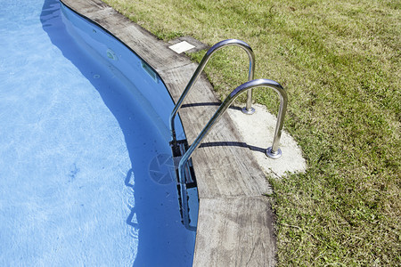 游泳和骑栏夏季游泳池的细节运动和娱乐8月金属栏杆场景图片