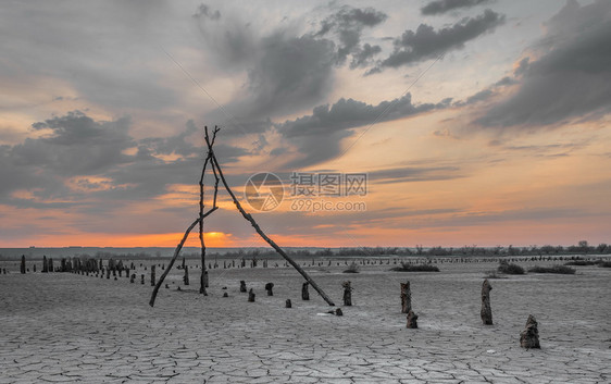 天气乌克兰敖德萨附近的死湖库亚尔尼克Kuyalnik的盐河湖海采取图片