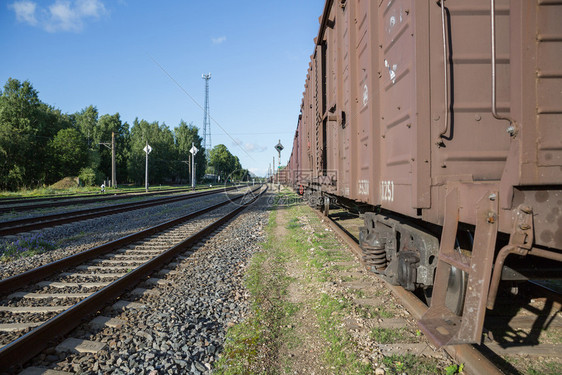 拉脱维亚里加市一辆货运马车正站在铁轨上Juy28019世界历史金属图片