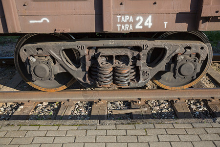 拉脱维亚里加市一辆货运马车正站在铁轨上Juy28019货车物栏杆图片