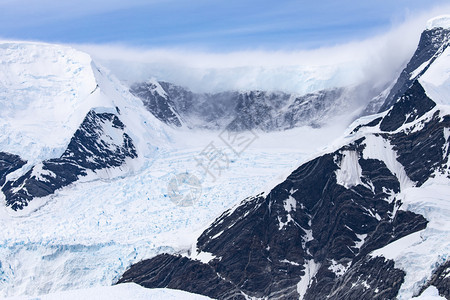 南極附近高山的黑岩峡谷中巨大的冰河系山脉川南极图片