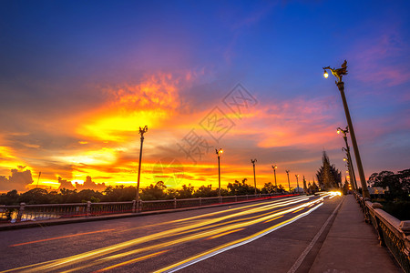 引领天际线运输泰国Phitsanulok市南河大桥上美丽的日落图片