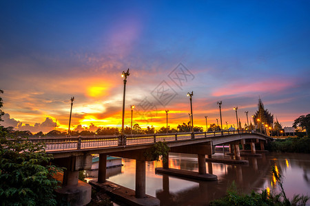 游客泰国Phitsanulok市南河大桥上美丽的日落寺庙白色的图片
