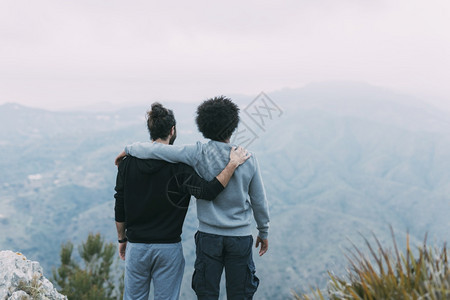 浪漫的手臂高清晰度照片两个好友山地高品质照片天空图片