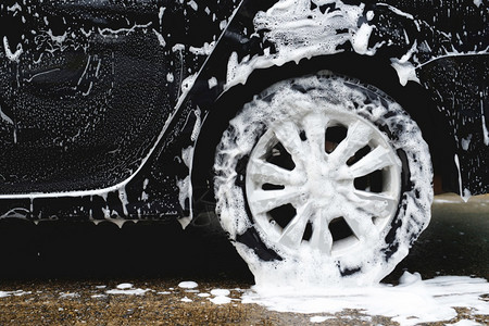 闪耀肥皂水车库利用活泡沫肥皂清洁机轮胎商业清洁服务概念洗车图片