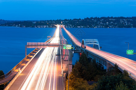 发光的美国华盛顿州西雅图大都会地区华盛顿湖上空的霍默穆罕德哈利纪念桥接触建筑学图片