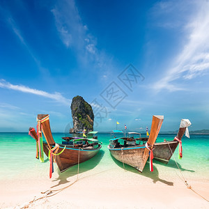 安达曼泰国传统木制渔船在浅南Krabi省泰国KohPoda岛附近的海岸上挂带丝装饰的泰国传统木制船采取吸引力图片