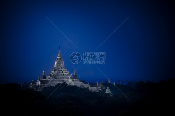 缅甸巴甘王国Bagan古老佛教寺庙的惊人日落颜色和轮廓以及缅甸旅游地貌和目的景观仰光晚上图片