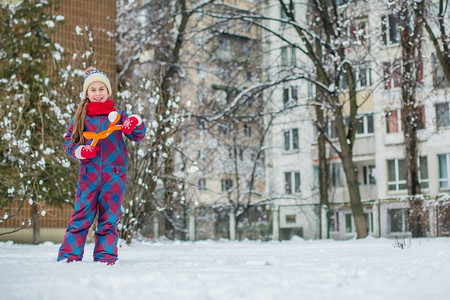 欢迎玩雪的愉快女孩在多雪冬天步行做雪球在公园冬天室外比赛空间文本库存图片玩雪的愉快女孩在多雪冬天步行做雪球在公园活动肖像图片