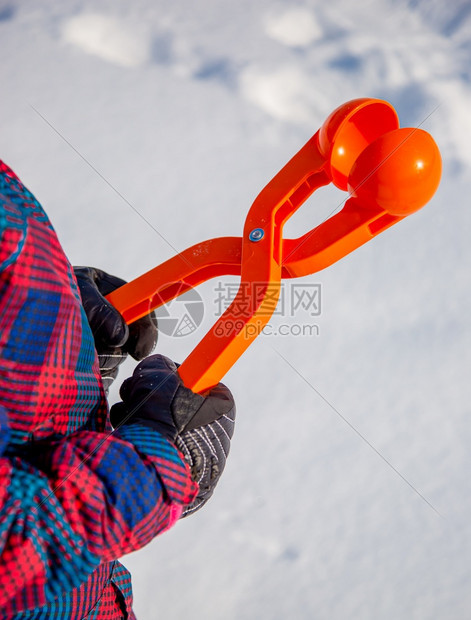 玩雪的愉快女孩在多雪冬天步行做雪球在公园冬天室外比赛空间文本库存图片玩雪的愉快女孩在多雪冬天步行做雪球在公园欢迎服装有趣的图片