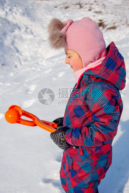 下雪的玩愉快女孩在多雪冬天步行做雪球在公园冬天室外比赛空间文本库存图片玩雪的愉快女孩在多雪冬天步行做雪球在公园走美丽的图片