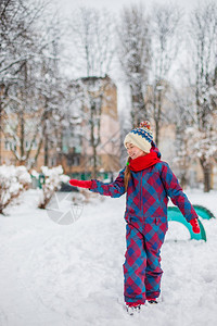 手套有趣的欢迎玩雪愉快女孩在多雪冬天步行做雪球在公园冬天室外比赛空间文本库存图片玩雪的愉快女孩在多雪冬天步行做雪球在公园图片