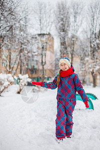 肖像玩雪的愉快女孩在多雪冬天步行做雪球在公园冬天室外比赛空间文本库存图片玩雪的愉快女孩在多雪冬天步行做雪球在公园姐微笑图片