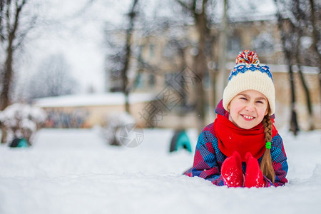 快乐的雪地玩愉快女孩在多雪冬天步行做雪球在公园冬天室外比赛空间文本库存图片玩雪的愉快女孩在多雪冬天步行做雪球在公园情感图片