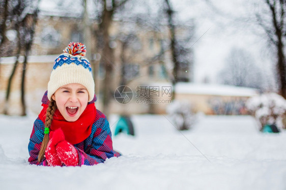 广告新的假期玩雪愉快女孩在多雪冬天步行做雪球在公园冬天室外比赛空间文本库存图片玩雪的愉快女孩在多雪冬天步行做雪球在公园图片