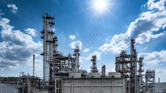 建筑学油气炼厂和储罐形式工业区包括布蓝天空背景石油和天然气及工业石油化燃料动力和能源生态系统和环境经济商业背景图片