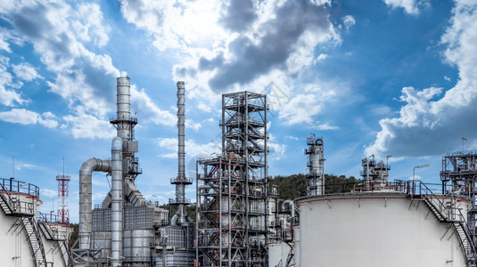 建筑学油气炼厂和储罐形式工业区包括布蓝天空背景石油和天然气及工业石油化燃料动力和能源生态系统和环境行业太阳图片