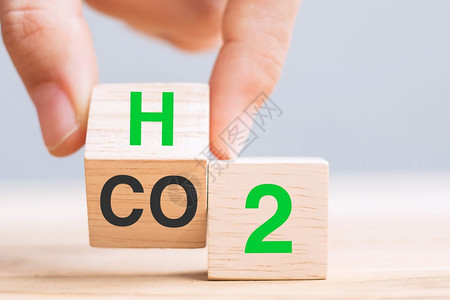 以二氧化碳改变表格背景上的H2氢文本无碳替代能源和全球气候变化概念将木板块与CO2二氧化碳H氢文本换成手翻木块证书自由生态图片
