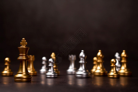金象棋王站在其他旁一个领袖的概念必须在竞争领导才能和商业愿景方面有勇气和挑战以赢得商业游戏的胜利一名领导人的概念必须具有勇气和挑图片