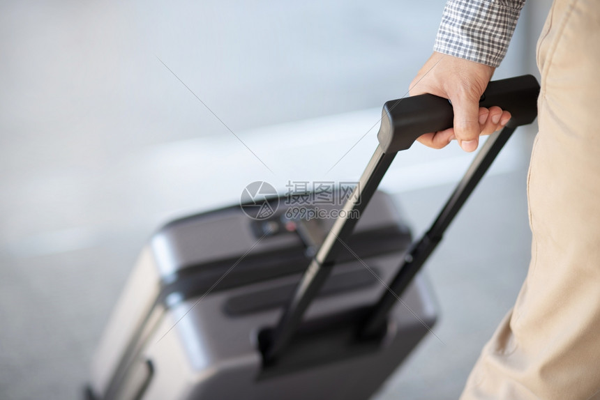 夏天商业旅行者在现代机场候舱行李业务中拖着箱的车客商务旅者在现代机场终点站行李业务中商人门图片