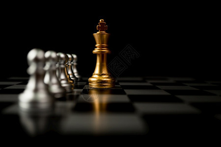 战略金王象棋站在其他前一个领袖的概念必须在竞争领导才能和商业愿景方面有勇气和挑战以便赢得商业游戏的胜利一名领导人的概念必须具有勇图片