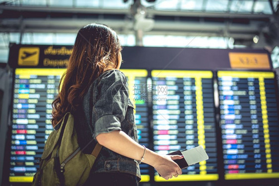 乘客延迟观察飞行时间表检查的美容女旅游客抽出时间人与生活方式概念单身女主题的旅行和幸福生活回顾观景肖像护照图片