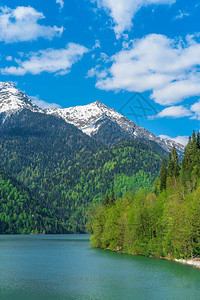 旅游高加索山脉美丽的里察湖青山丘陵蓝天白云春风景高加索山脉美丽的里察湖春天风景空欧洲图片
