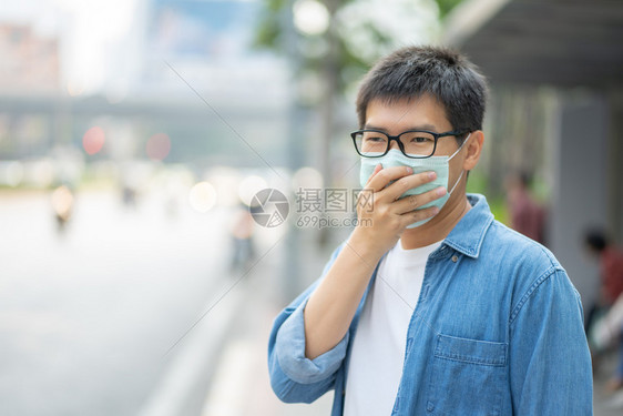 城市里戴口罩防止污染的男性图片