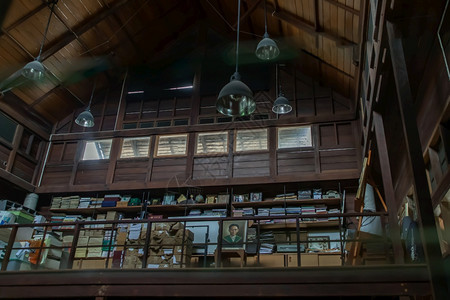 格子泰国曼谷203年7月日20年月日顶层私人木制吊帽有窗户的加内特房间风格供住宿或储藏室使用阁楼装饰风格图片