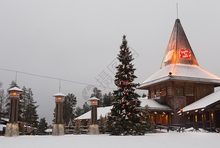 拉普兰旅游Rovaniemi的圣诞老人村2015年月一日阴云多圣诞树上挂着图片