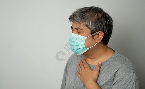 保护的面具身戴医疗罩的亚洲病男子用我的手咳并蒙住嘴保护大流行冠状和呼吸道疾的概念以及感染图片