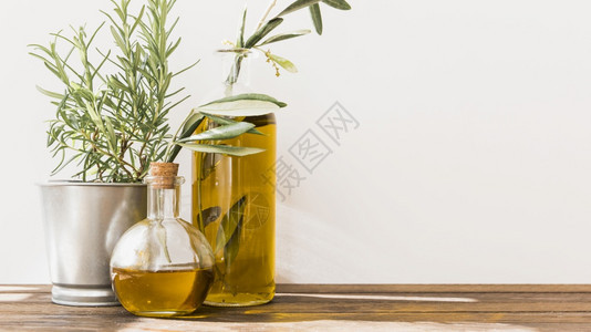 用橄榄油瓶装花木桌高清晰度光粉加满了橄榄油瓶装的迷迭香彩色照片质量解析度可口图片
