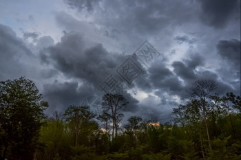 季节生态草地清晨天空下狂风雨云般的山岳地貌图片