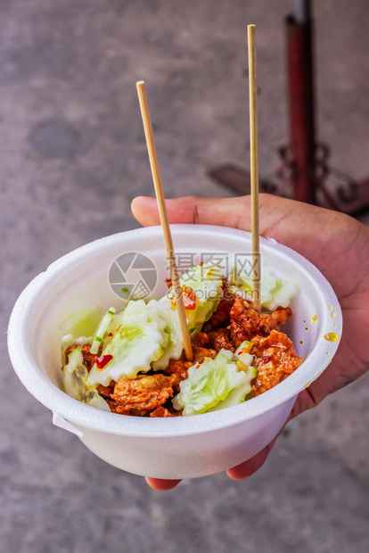 在泡沫杯中TodMundMunKala茶杯中泰国烹饪品配有黄瓜和甜酸酱配有脆饼煎炸的圣叶健康托德蔬菜图片