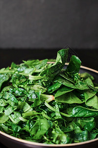 翠有机食品烹饪概念用煎锅有选择焦点来切碎菠菜烧烤新鲜绿色菠菜有质感的美国图片
