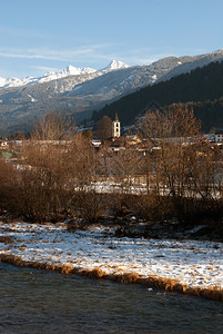 欧洲意大利北部多洛米特人地区一条河流旁的个小村落天图片