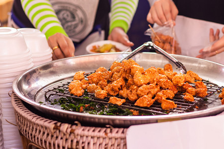 球TodMunKala泰国烹饪品配有黄瓜和甜酸酱汁配有脆饼煎炸的圣叶杯子芽图片