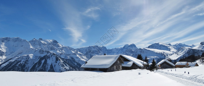 冬季雪地里的木屋图片