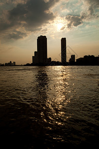 日落在职的城市夜晚阳光在云中照耀以观察曼谷的城市高楼建筑里有什么家住金属图片