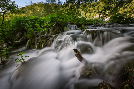 克罗地亚普利维茨湖泊公园小型瀑布新鲜的树木头图片
