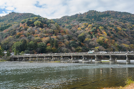 岚山渡月桥秋季山下的水流湖泊桥梁背景